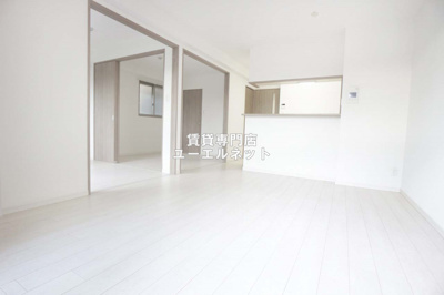 【居間・リビング】 | Stay esaka | ゆったりとくつろげる、落ち着きのある居室空間です