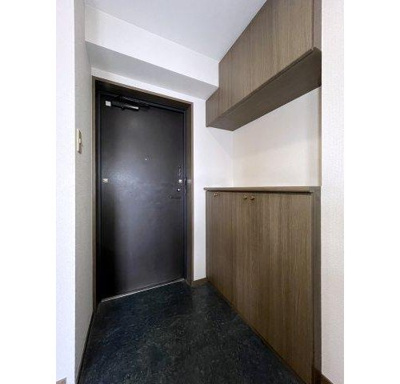 【玄関】 | プリオール湘南長後 | 収納もある玄関です