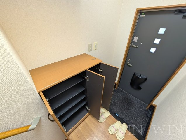 フロンティア栄の玄関