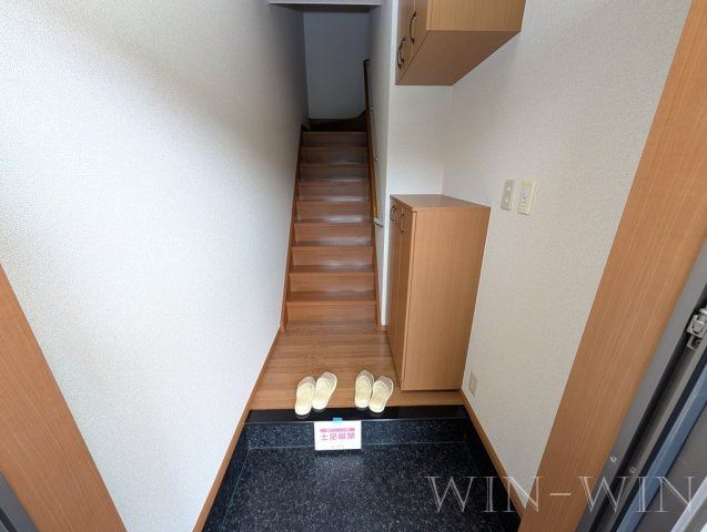 フロンティア栄の玄関