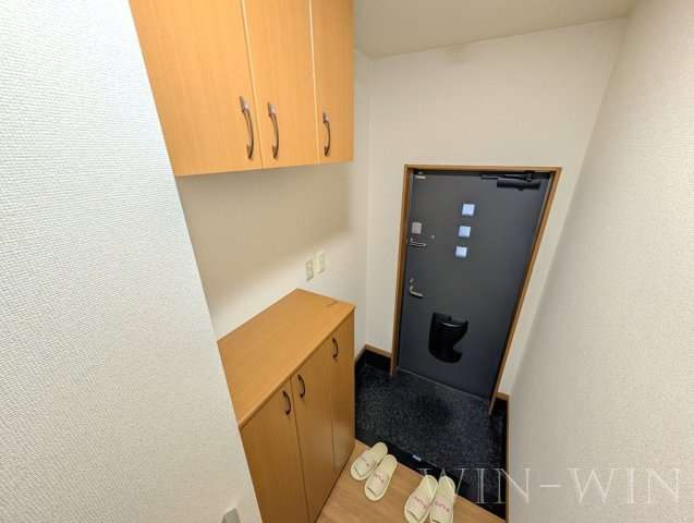 フロンティア栄の玄関