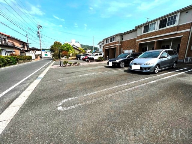 フロンティア栄の駐車場
