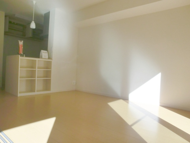 サンレーモの洋室|カウンターキッチンの前に棚がって便利ですね｡♥｡･ﾟ♡ﾟ･｡♥