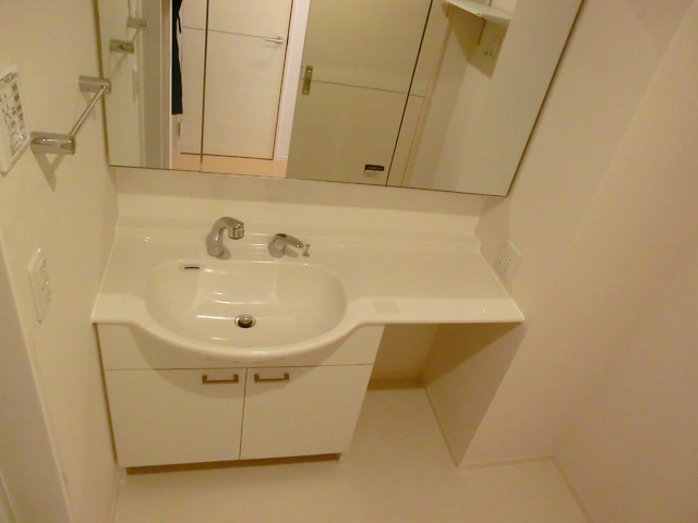 サンレーモの洗面所|鏡の大きいおしゃれな洗面上です