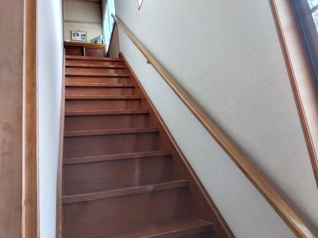 売中古戸建　三島市松本の内装|ストレート階段なのでシンプルな見た目です。手摺が付いており安全です。