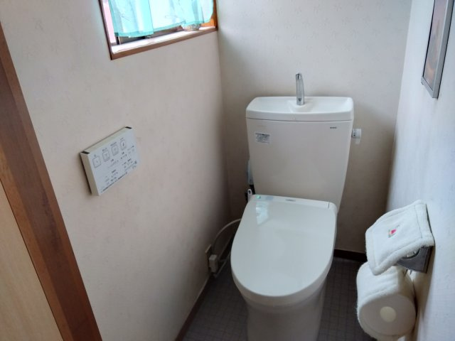売中古戸建　三島市松本のトイレ|トイレが各階にあります。忙しい朝や、ファミリー世帯は助かりますね。