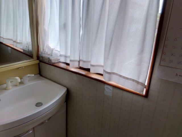 売中古戸建　三島市松本の独立洗面台|2階にも独立洗面台があります。下に収納スペースがあるので掃除用具など収納出来て便利です。