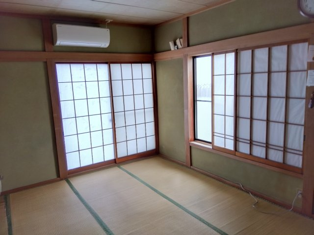 売中古戸建　三島市松本の和室|障子越しに柔らかな光と風が入り爽やかな空間になっています。畳は柔らかいので子供を遊ばせても安全ですね。