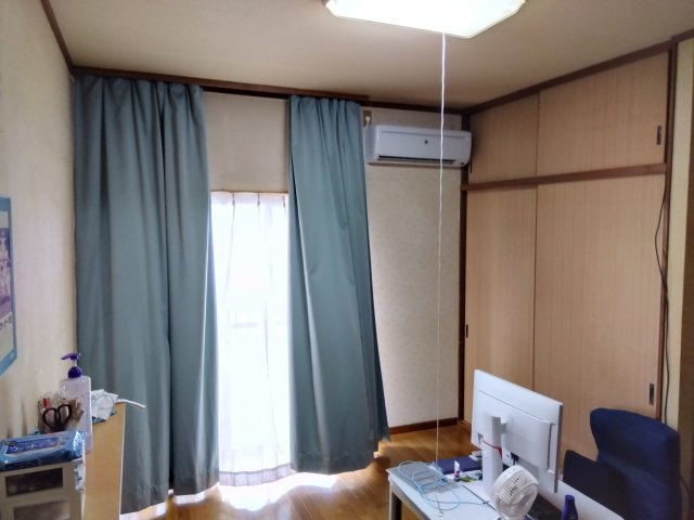 売中古戸建　三島市松本の洋室|カーテンレールが天上付けになっているので空間が広く感じます。大きな窓があるので部屋にやわらかな陽光が注ぎます。