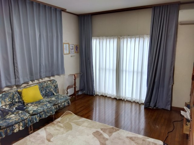 売中古戸建　三島市松本の洋室|二面採光なので日差しがたっぷり入ります。また風通しが良く解放感もあります。