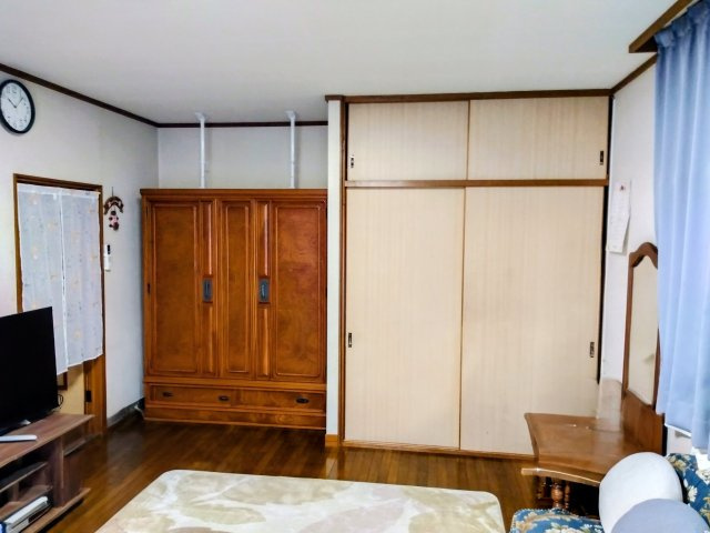 売中古戸建　三島市松本の洋室|荷物が多くても収納スペースがたっぷりあるので、生活スペースを広く確保する事ができます。