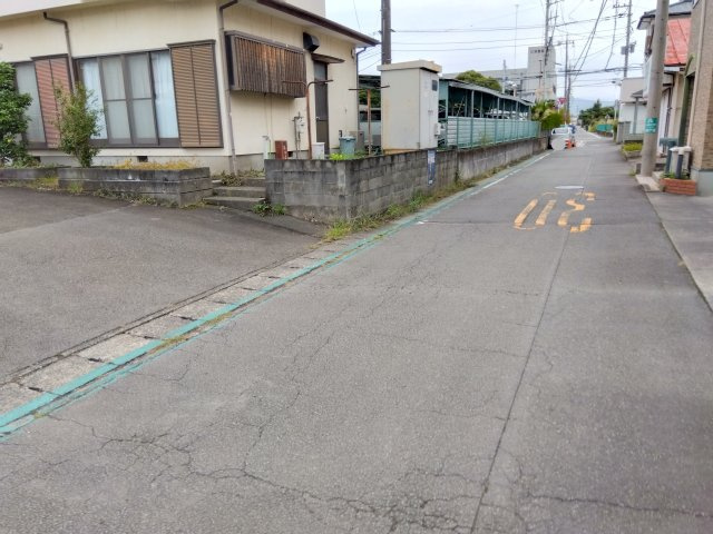 売中古戸建　三島市松本の前面道路含む現地写真|お車10台以上駐車可能です。間口が広々としています。車の出入りがスムーズに行えます。