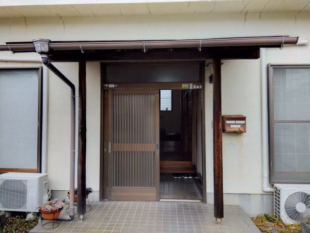 売中古戸建　三島市松本の玄関|玄関は引き戸なので荷物の出し入れが楽です。風の入れ替えも出来て便利です。