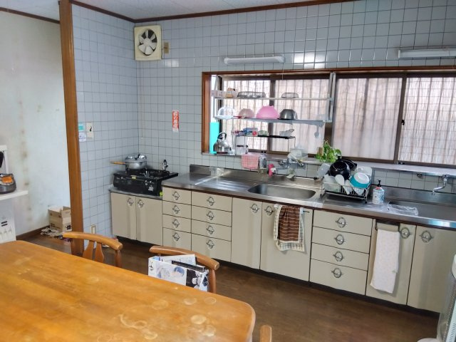 売中古戸建　三島市松本のキッチン|キッチンには窓があり明るく開放的です。調理スペースが広々としているので楽しくお料理出来ますね。
