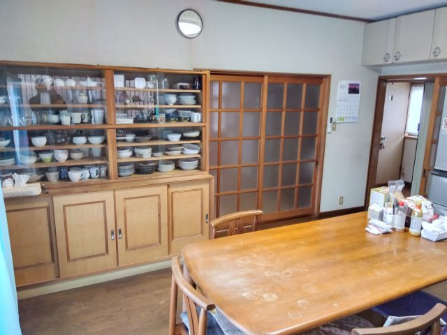売中古戸建　三島市松本のダイニング|キッチンとダイニングが一続きで家族の会話も弾みますね。窓が多く心地の良い空間となっています。
