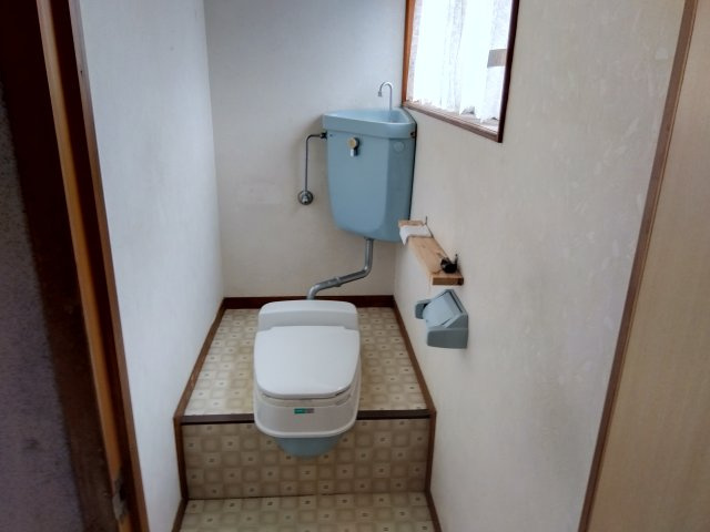 売中古戸建　三島市松本のトイレ|トイレには窓があり明るい室内です。コンパクトな設計で空間を広く感じさせるデザインになっています。