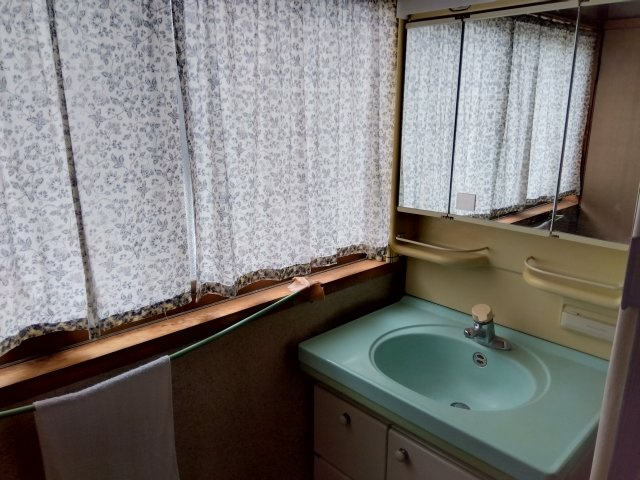 売中古戸建　三島市松本の独立洗面台|独立洗面台があるので収納スペースも多くあります。鏡もあるので朝の支度にも便利です。