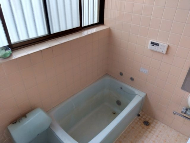 売中古戸建　三島市松本の浴室|窓があるので明るい室内です。シンプルで使い勝手の良いお風呂です。