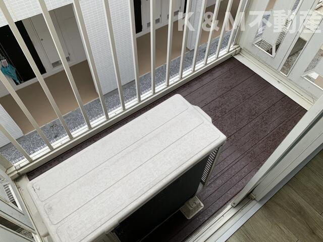 ジュネパレス松戸第１５４のバルコニー|暖かな日差しのふりそそぐバルコニー