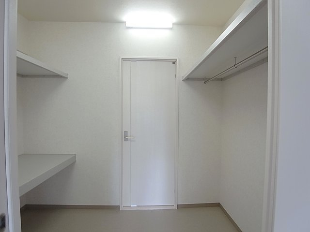 メゾン下沢の収納|非常に大きなウォークインクローゼット