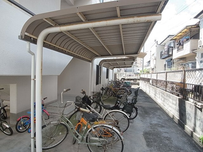 【その他共用部分】 | メゾン下沢 | 敷地内の駐輪スペース、屋根付き