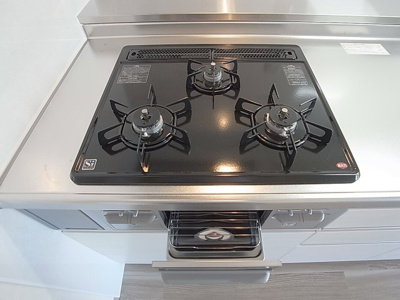 【設備】 | メゾン下沢 | 3口ガスコンログリル付きで便利