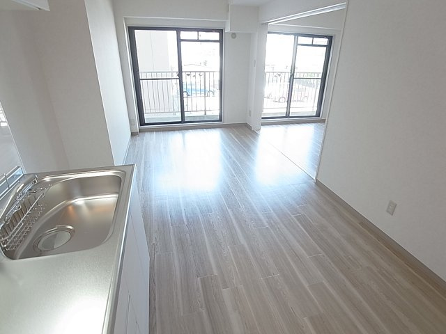 メゾン下沢の居間・リビング|開放的な間取りにフルリノベーションしました