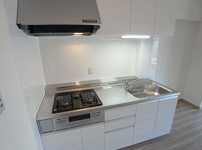 【キッチン】 | メゾン下沢 | システムキッチン。ガス3口コンログリル付