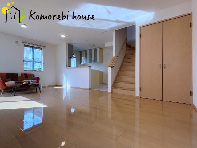 上尾市東町3丁目　中古戸建の居間・リビング|１８帖の広いLDKは家族が必ず通る間取りとなっています