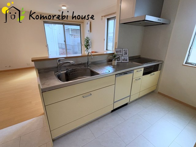 上尾市東町3丁目　中古戸建のキッチン|広々空間があるIHのキッチンです