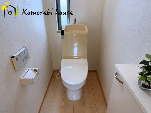 上尾市東町3丁目　中古戸建のトイレ|窓があるきれいなトイレです