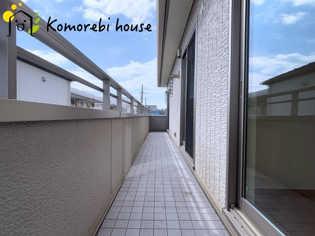 上尾市東町3丁目　中古戸建のバルコニー|３部屋にまたがるベランダです