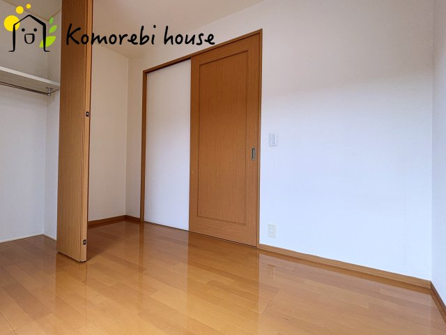 上尾市東町3丁目　中古戸建の子供部屋|ベランダのすぐ近くにクローゼットがあるので洋服を仕舞うのも楽です