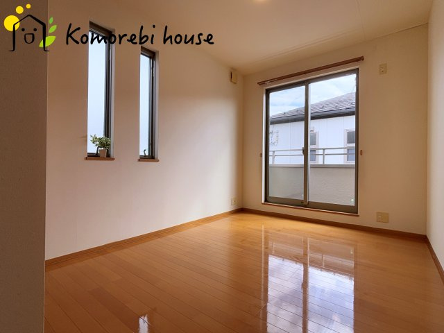 上尾市東町3丁目　中古戸建の洋室|窓が多く可愛い植物を育てるのもいいかもしれません