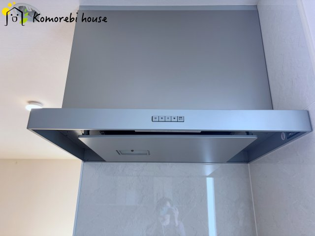 上尾市東町3丁目　中古戸建のキッチン|レンジフードです