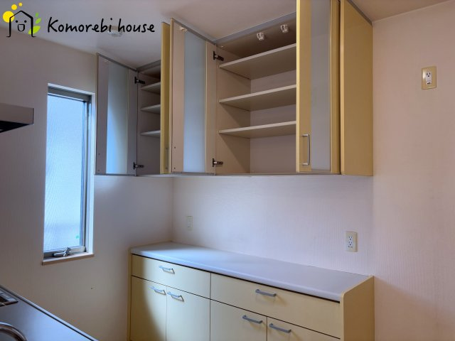 上尾市東町3丁目　中古戸建の収納|沢山しまえるキッチン背面の収納です