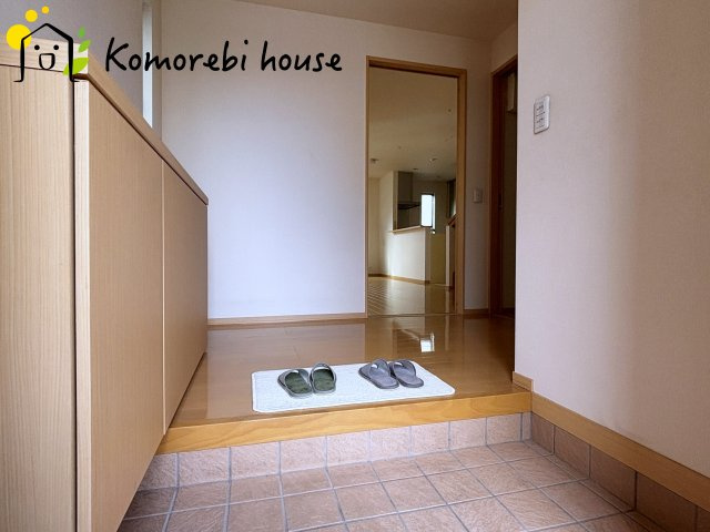 上尾市東町3丁目　中古戸建の玄関|玄関から入ってすぐ右手にお手洗いと洗面所があります