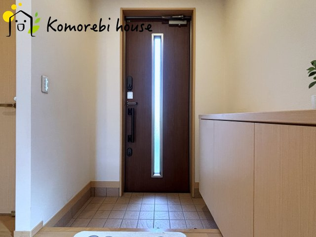 上尾市東町3丁目　中古戸建の玄関|シューズボックスの上の空間はアレンジ無限大です