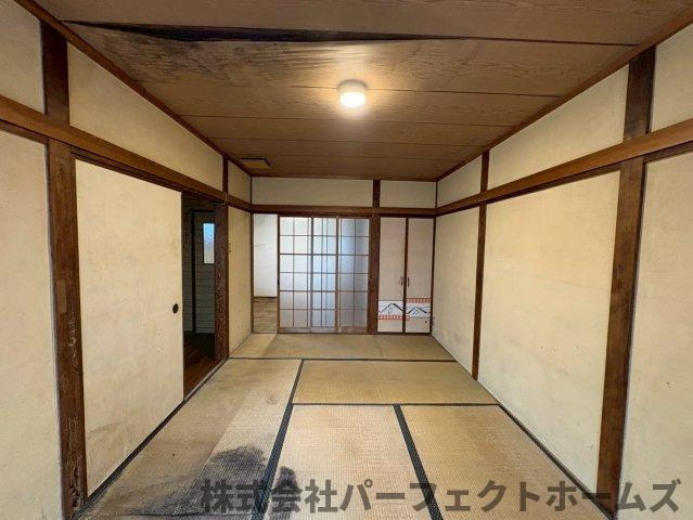 宝町戸建の和室|畳の上でゆっくりとくつろげる和室です