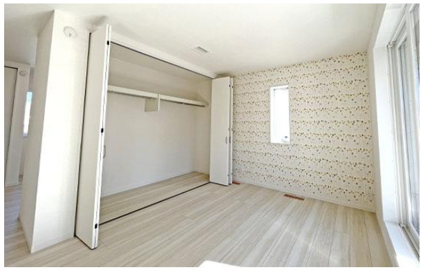 高知市海老ノ丸　　中古一戸建ての洋室|大容量クローゼット付きで、すっきり片付く洋室。