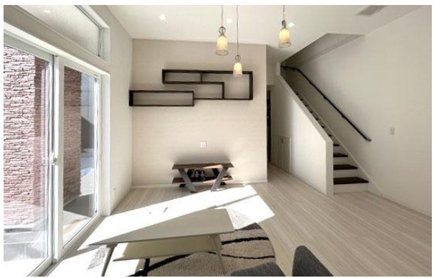 高知市海老ノ丸　　中古一戸建ての居間・リビング|壁の飾り棚がアクセント。デザイン性の高いリビング。