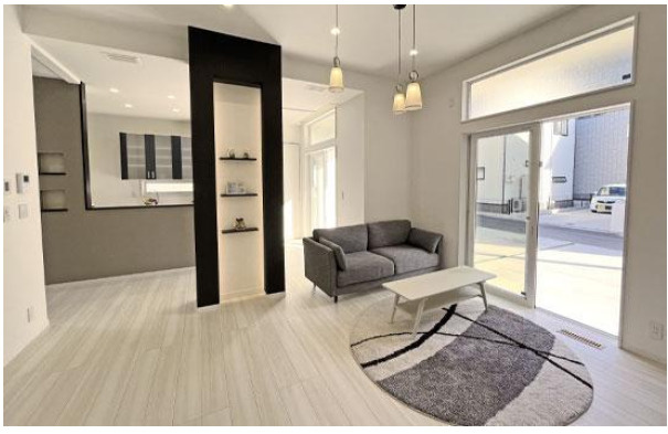 高知市海老ノ丸の居間・リビング|大きな窓から光が差し込む、開放感あふれるリビング。