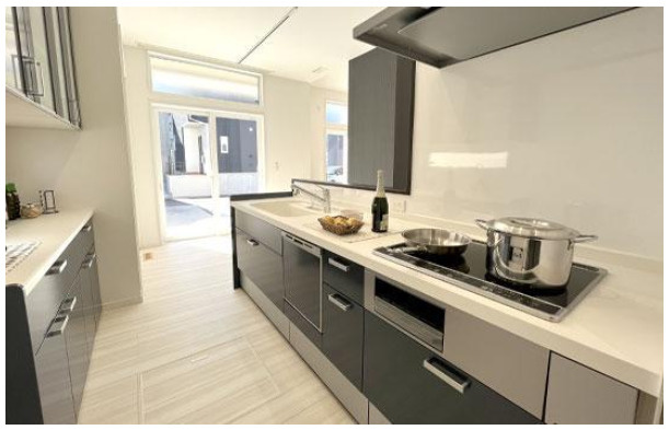 高知市海老ノ丸のキッチン|収納力も抜群。スタイリッシュなシステムキッチン。