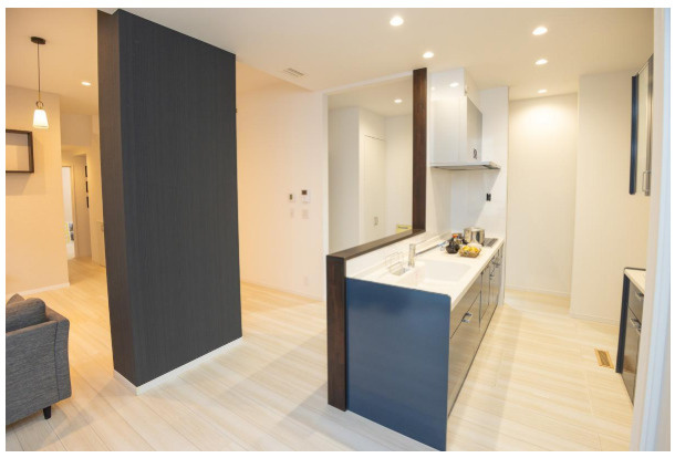 高知市海老ノ丸　　中古一戸建てのキッチン|白と木目が調和したモダンな空間。明るい対面キッチン。