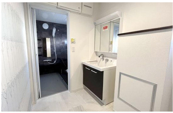 高知市海老ノ丸　　中古一戸建ての独立洗面台|ホテルのようなバスルーム。洗面台も収納たっぷり。