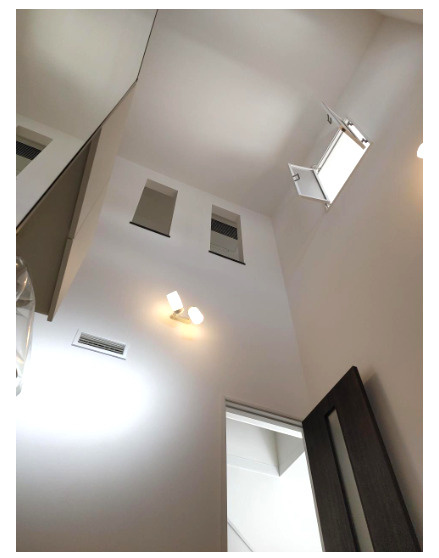 高知市海老ノ丸　　中古一戸建てのその他|吹き抜けのある明るい玄関。自然光が差し込む開放的な空間。