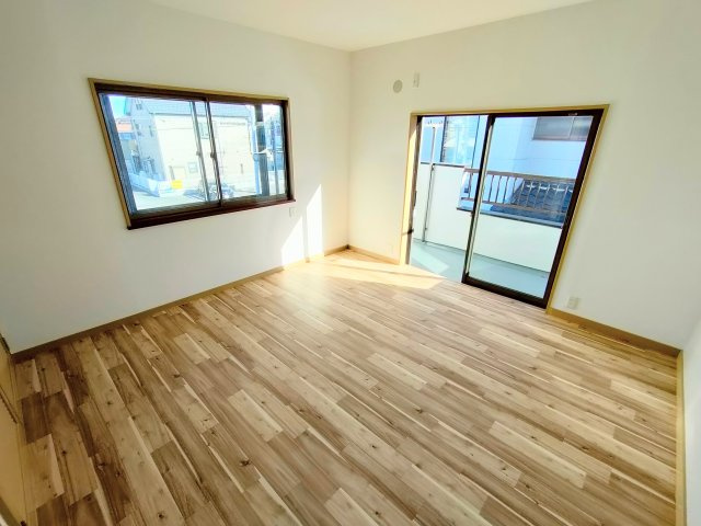 古河市東リノベーションハウスの洋室|〇2階洋室　8帖〇
バルコニー付きの主寝室♪広々とした8帖の空間でゆったりと過ごしていただけます！
2025年11月撮影