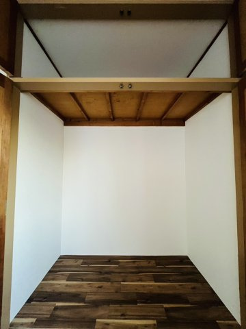 古河市東リノベーションハウスの内装|〇2階洋室　8帖〇
主寝室には収納とワークスペースをご用意しております♪
2025年11月撮影