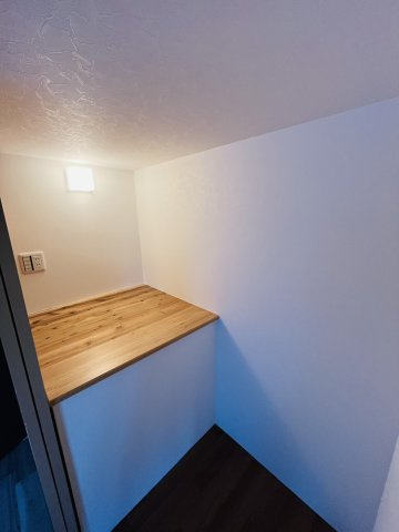 古河市東リノベーションハウスのその他|〇2階洋室　8帖〇
主寝室にはワークスペースもご用意！電気がついているので明るい環境で仕事や勉強に集中できます♪
2025年11月撮影