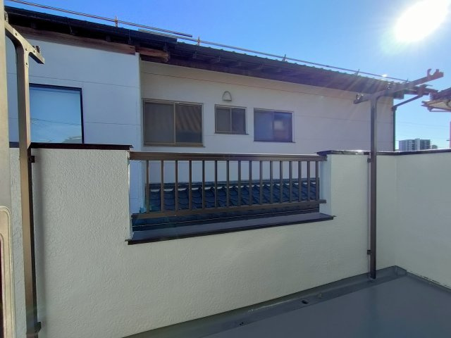 古河市東リノベーションハウスのバルコニー|〇バルコニー〇
広々とした南面バルコニー♪お洗濯物がよく乾きます(^▽^)/
2025年11月撮影